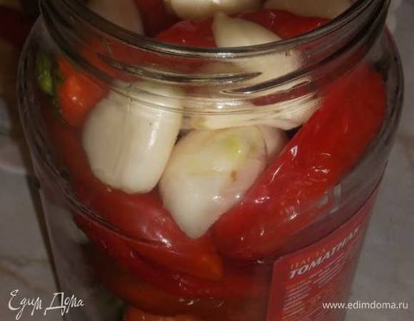 В литровую банку уложить слоями перец и чеснок, слегка утрамбовывая и пересыпая сахаром.