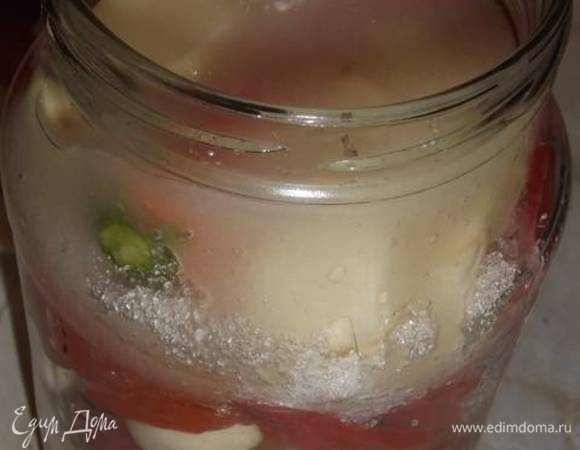 Залить уксусом. Если все перцы не вошли, то баночку оставить на несколько часов на столе, прикрыв крышкой. За это время перец заберет в себя рассол и осядет. Затем добавить оставшиеся ингредиенты.