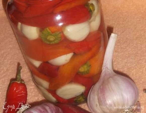 Закрутить банку и убрать в холодильник на месяц. Перец готов к употреблению. Не пугайтесь количества сахара и уксуса. В соотношении острого перца получается полный баланс. Удачных заготовок!