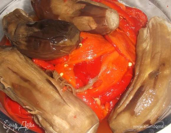 Остудить, не разворачивая. Снять кожицу.