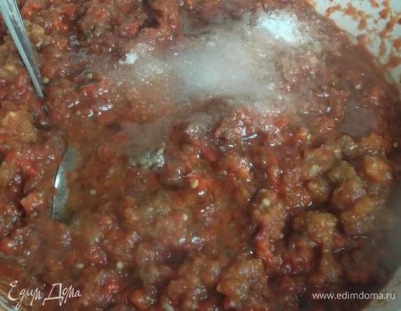 Пропустить через мясорубку с чесноком и острым перцем. Добавить сахар, соль, растительное масло, уксус.