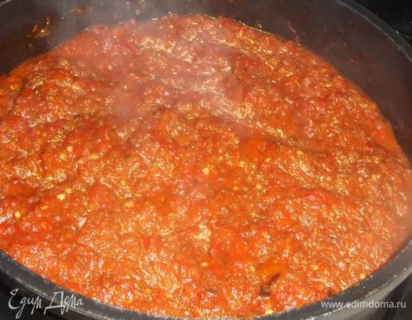 Поставить на огонь. Довести до кипения. Тушить под крышкой на умеренном огне 30 минут, помешивая.