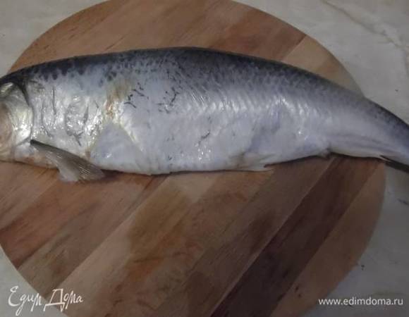 Сельдь разморозить и вымочить в смеси молока и воды (соотношение 1:1) не менее 2 часов. Лучше оставить на ночь.