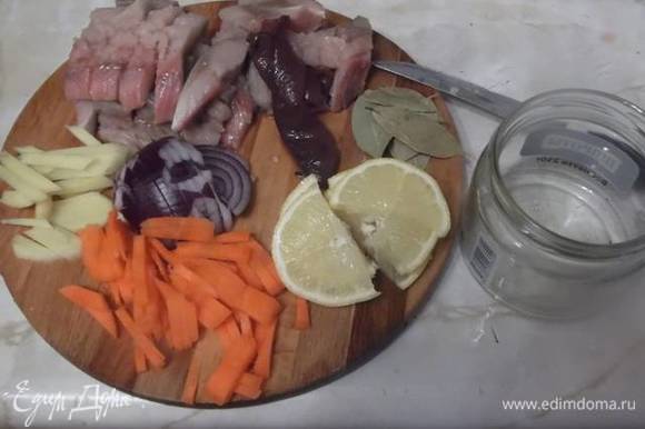Нарезать лук, имбирь, морковь, лимон.