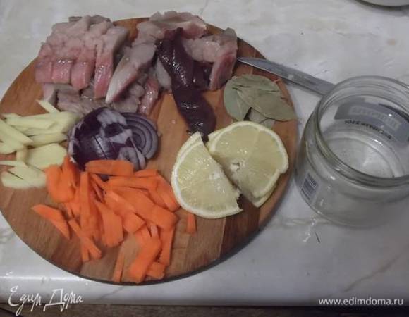 Нарезать лук, имбирь, морковь, лимон.