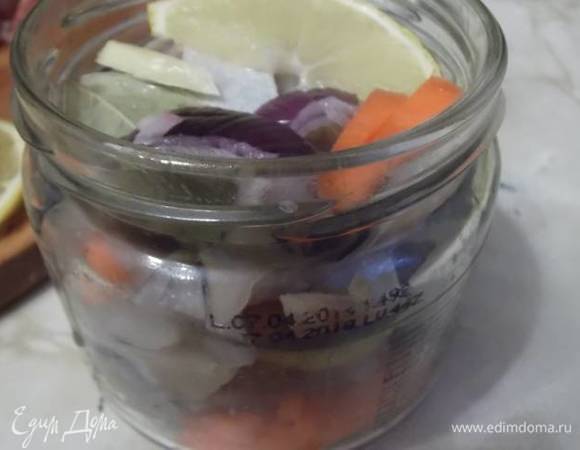 Затем — сельдь. И так до верха банки.