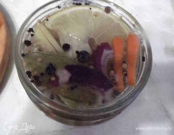 Залить остывшим маринадом. Закрыть крышкой и убрать в холодильник на 2–3 дня. Приятного аппетита!