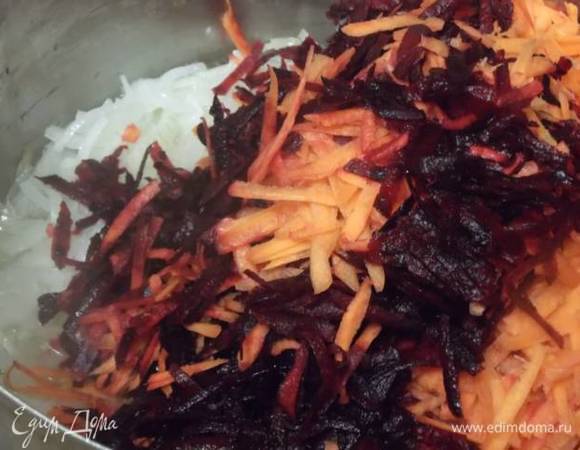 Добавить свеклу и морковь. Перемешать. Накрыть крышкой и тушить 10 минут.