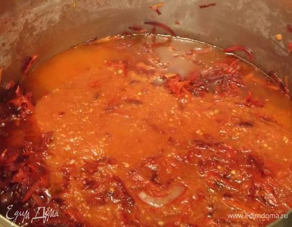 Влить перемолотые помидоры (1,5 литра).