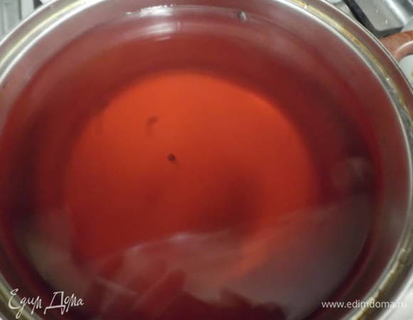 Слить в кастрюлю и сделать маринад из сахара и соли. Дать закипеть до полного растворения их.