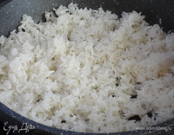 В глубокой сковороде или кастрюле разогреть масло, выложить в него рис и обжаривать, пока он не станет прозрачным.