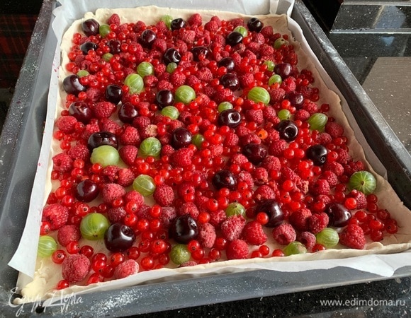 Сверху выложите любые ягоды. У меня сегодня крыжовник, черешня, малина и смородина.