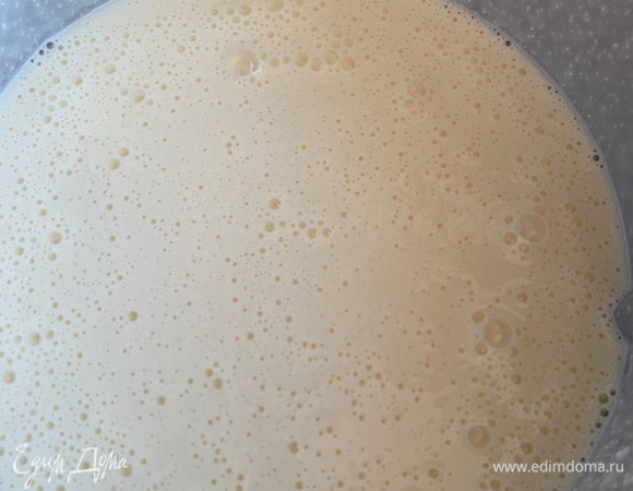 С помощью блендера взбейте творог, яйца, муку, сахар и молоко.
