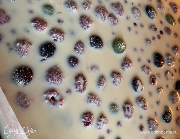 Полученной смесью залейте ягоды.