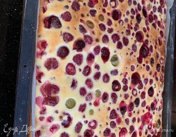 Запекайте пирог в предварительно нагретой до 180°C духовке 1 час.