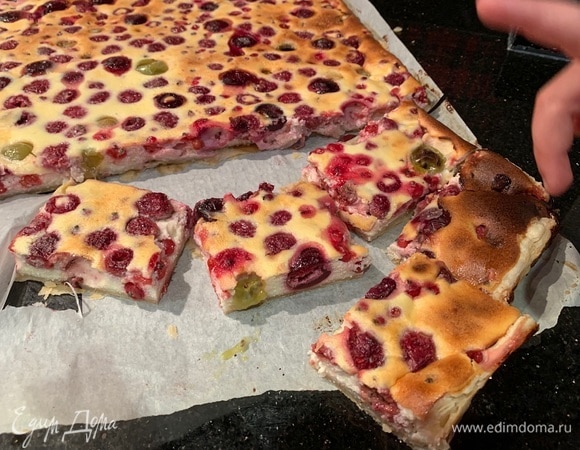 Полностью остудите пирог, выложите, разрежьте и наслаждайтесь! Иногда дети не могут устоять и приходится разрезать его еще теплым)