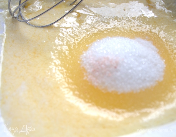 Взбить вместе с сахаром (в оригинале 1 стакан), солью, ванилью.