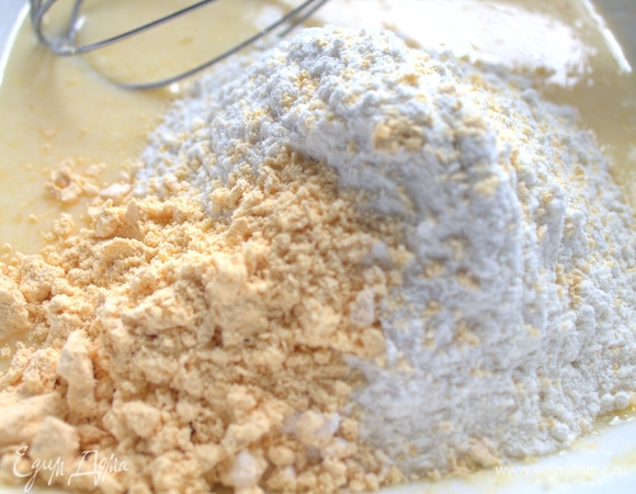 Вместе с мукой — яичный порошок, если есть.