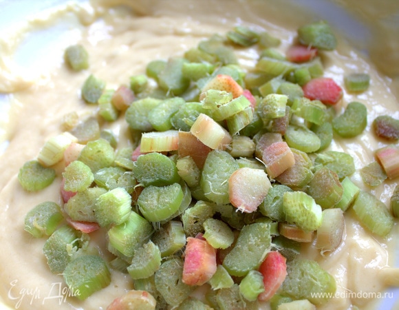 Нарезать ревень. Крупные стебли вначале разделить вдоль на 2–4 части.