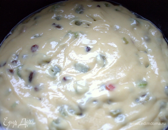 Я решила испечь в мультиварке. Смазала чашу и вылила тесто. После программы «Выпечка» (50 минут) пекла еще 10 минут.