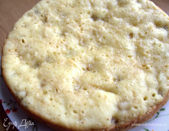 Утром вынимаем пирог с помощью решетки для пара.