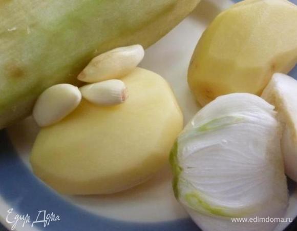 Подготовить продукты для оладий. Баклажан и картофель почистить от шкурки. У меня 2 маленькие картофелины, если крупная, то нужна одна. Почистить чеснок и небольшую луковицу.