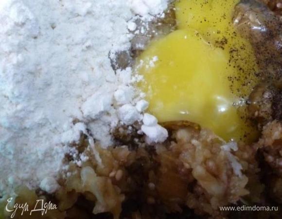 Картофель натереть на мелкой терке. Баклажан, лук и чеснок измельчить в блендере. Баклажан можно тоже натереть на терке или прокрутить на крупной мясорубке. Соединить все овощи, посолить и поперчить. Вбить яйцо и добавить муку. Тщательно размешать. Смотрите по консистенции, возможно, придется добавить муки.