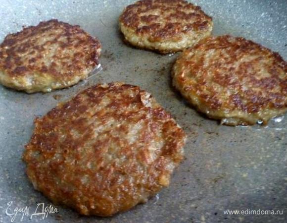 Выкладывать ложкой на разогретую сковороду и жарить на умеренном огне до готовности с двух сторон. Чтобы оладьи были красивой круглой формы, можно выкладывать тесто через кольцо.