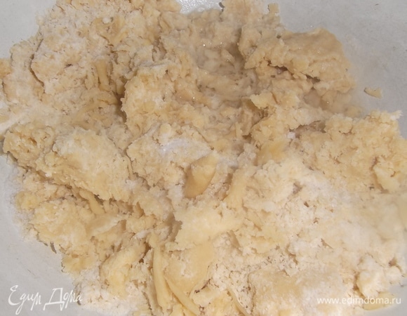 Муку перетереть с размягченным сливочным маслом. Добавить воду и соль.