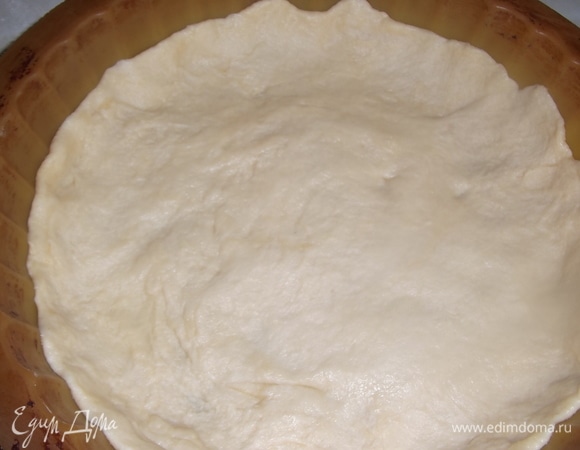 Раскатать в пласт. Выложить в форму. Сделать небольшие бортики.