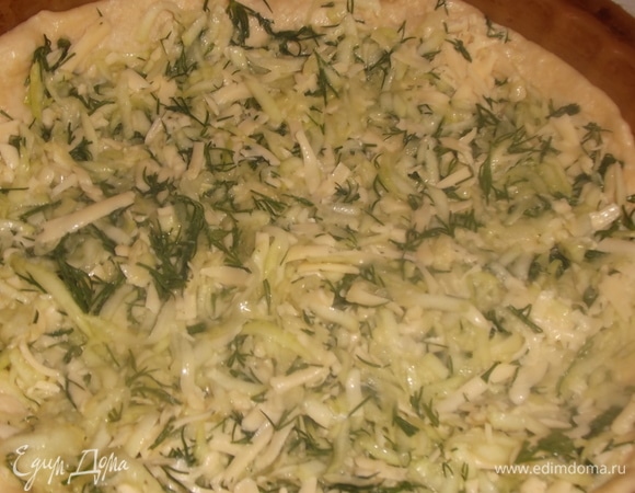 Кабачок и сыр натереть на крупной терке. Добавить укроп, соль, перец. Перемешать. Выложить на тесто.