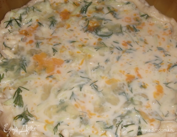 Яйца взбить с молоком. Залить начинку.