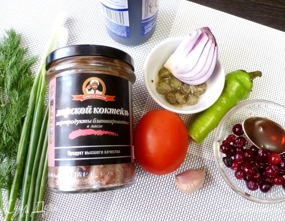 Подготовить ингредиенты для паштета. Овощи и зелень помыть. У меня морской коктейль ТМ «Капитан Вкусов» —морепродукты бланшированные в масле.