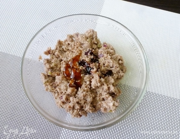 Паштет выложить из чаши блендера. Добавить мед и несколько капель бальзамического крема.