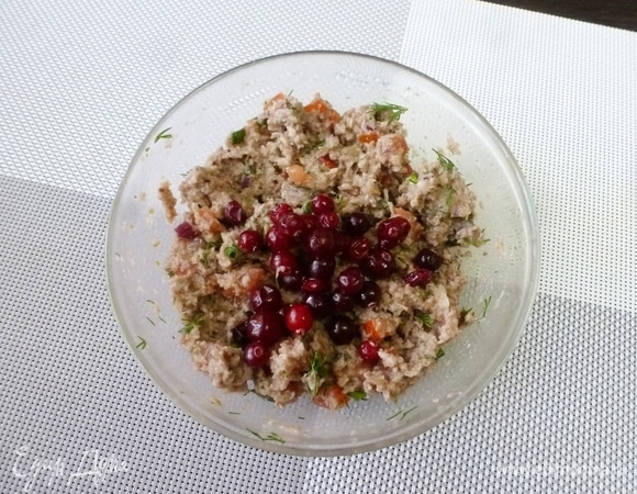 В конце аккуратно ввести в паштет ягодки клюквы, стараясь не раздавить их.