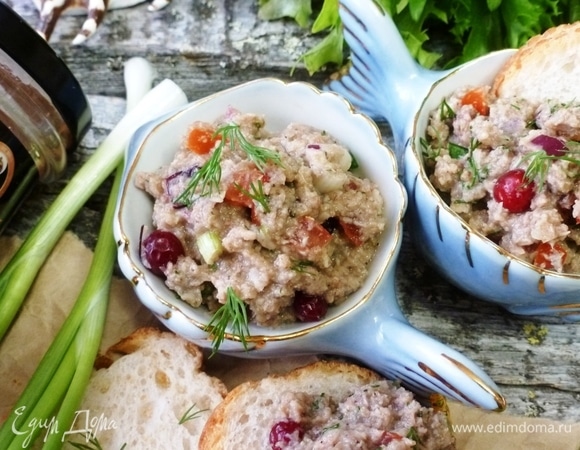 Паштет готов! Подавать с ломтиками багета, с крекерами или чипсами. Приятного аппетита!