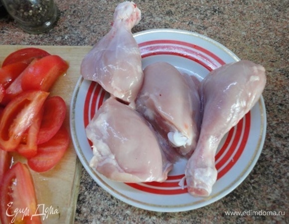 Куриные бедра я освободила от кожи (если куры домашние, обязательно оставьте) и разделила на две части. Посолить с обеих сторон.