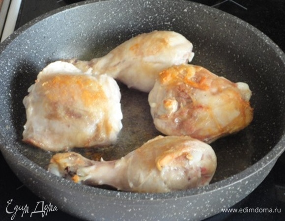 В большой сковороде, которую можно ставить в духовку, разогреть масло. Выложить бедра, хорошо подрумянить, перевернуть на другую сторону и жарить еще 2 минуты.