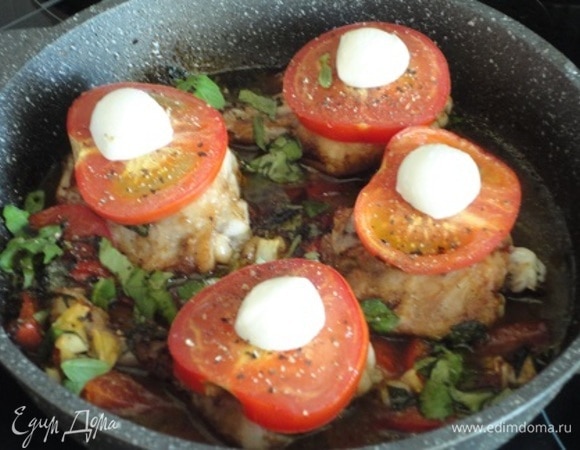 После того как помидоры подпекутся, достать окорочка «Капрезе» из духовки, посыпать оставшимся базиликом, сбрызнуть бальзамической глазурью, приправить свежемолотым черным перцем и подавать. Сверху выложить по половинке шарика сыра на каждое бедро срезом вниз. Печь еще 10–15 минут до готовности. Следите, чтобы сыр равномерно растекся.