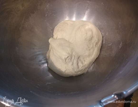 Чтобы замесить тесто, просейте в миску муку, добавьте соль. Растворите сахар и дрожжи в теплой воде. Вмешайте дрожжевую воду в муку, добавьте оливковое масло и замесите немного липкое тесто. Возможно, вам понадобится чуть больше муки. Накройте миску полотенцем или пищевой пленкой и отправьте в теплое место до удвоения в объеме, от 1 1/2 до 2 часов.