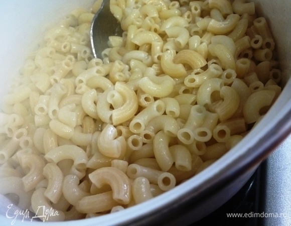 Сварить любимые макароные изделия альденте. Заправить сливочным маслом.