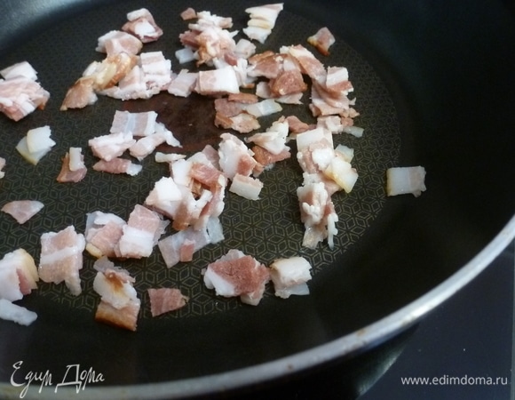 5–6 полосок сырокопченого бекона нарезать мелким кубиком и положить на сухую сковороду.