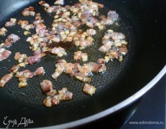 Обжарить, пока они не подрумянятся и жир не вытопится.