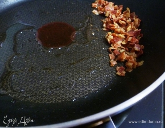 Наклонить сковороду, чтобы жир стек на один край. Или выложите бекон на бумажное полотенце.