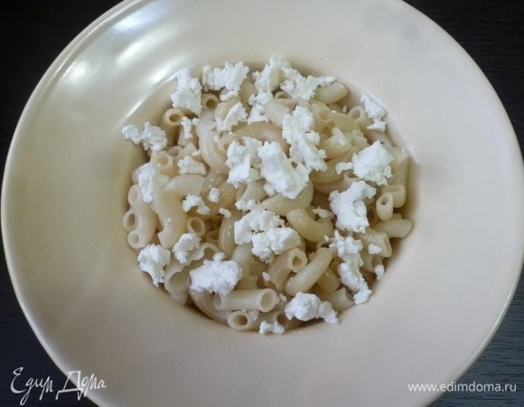 Выложить рожки в тарелку и заправить брынзой, приправить по вкусу перцем.