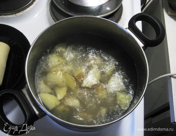 Картошечка чистенькая, когда молодая, мыть особо и чистить не нужно. Кладем в кипящую воду, солим и варим 15 минут.