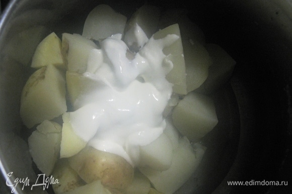 Приправляем картошку сметаной жирной.