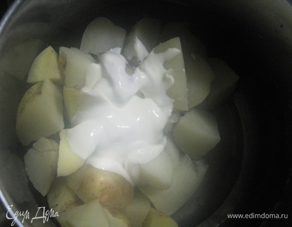 Приправляем картошку сметаной жирной.