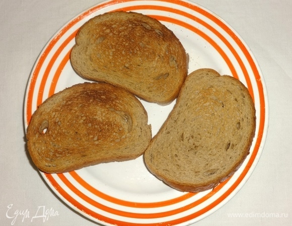 Кусочки хлеба поджарить в тостере или на сухой сковороде.