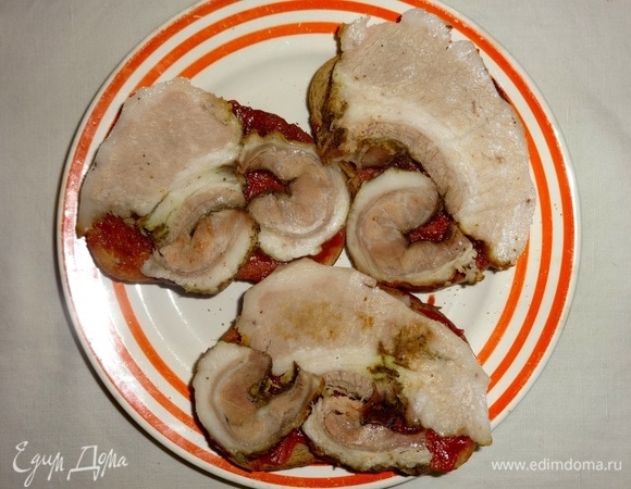 Намазать подсушенный хлеб томатной пастой. Выложить кусочки буженины на пасту.